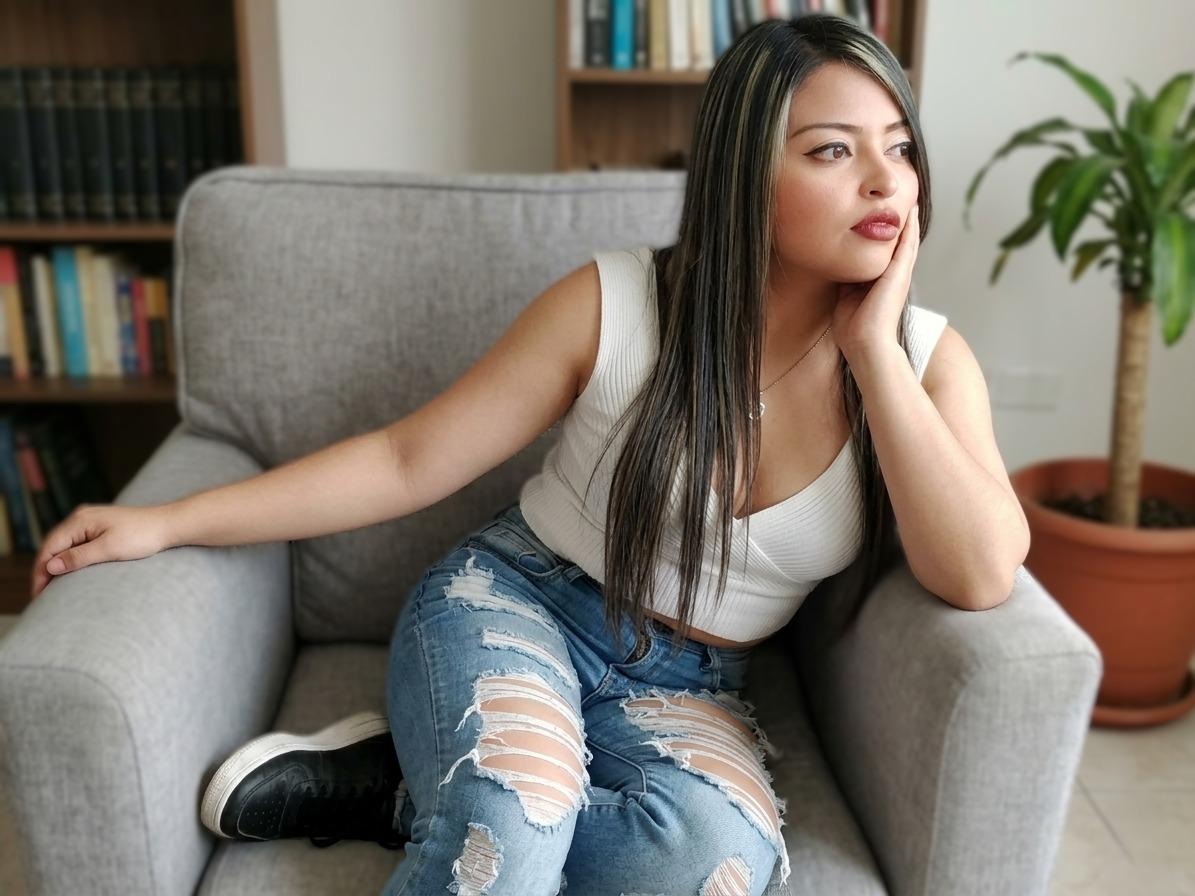 667037085: Chica busca chico en Sevilla