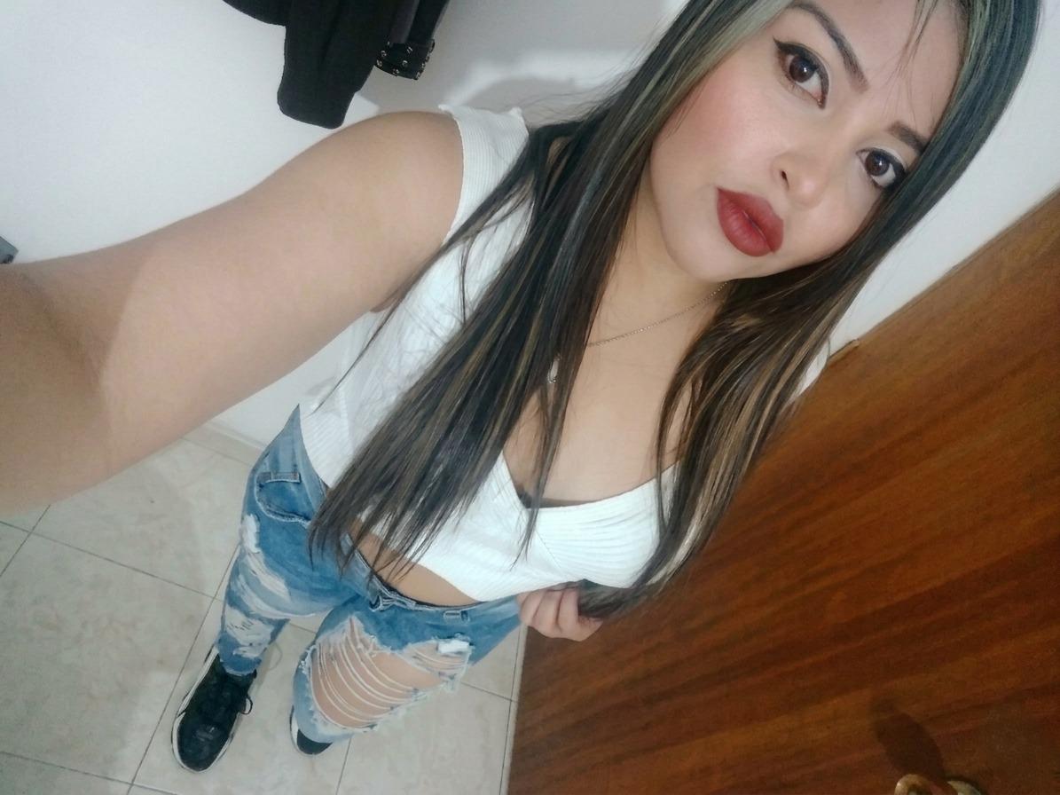 667037085: Chica busca chico en Sevilla