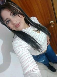 667037085: Chica busca chico en Sevilla