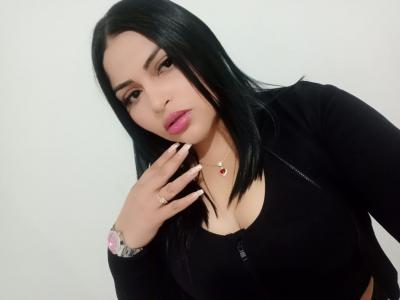 667037085: Chica busca chico en Sevilla