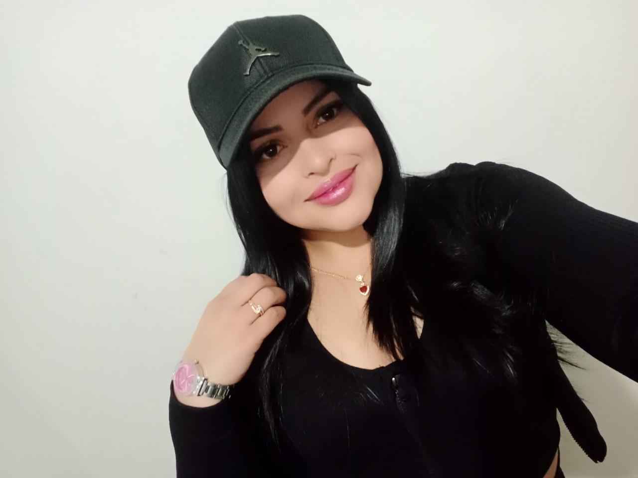 667037085: Chica busca chico en Sevilla