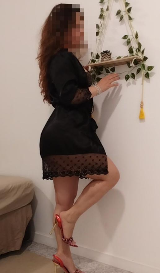 608298922: Chica busca chico en Sevilla