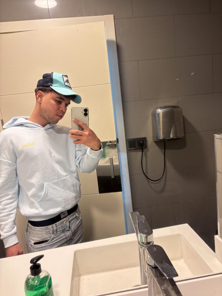 Chico busca chica en Sevilla: 