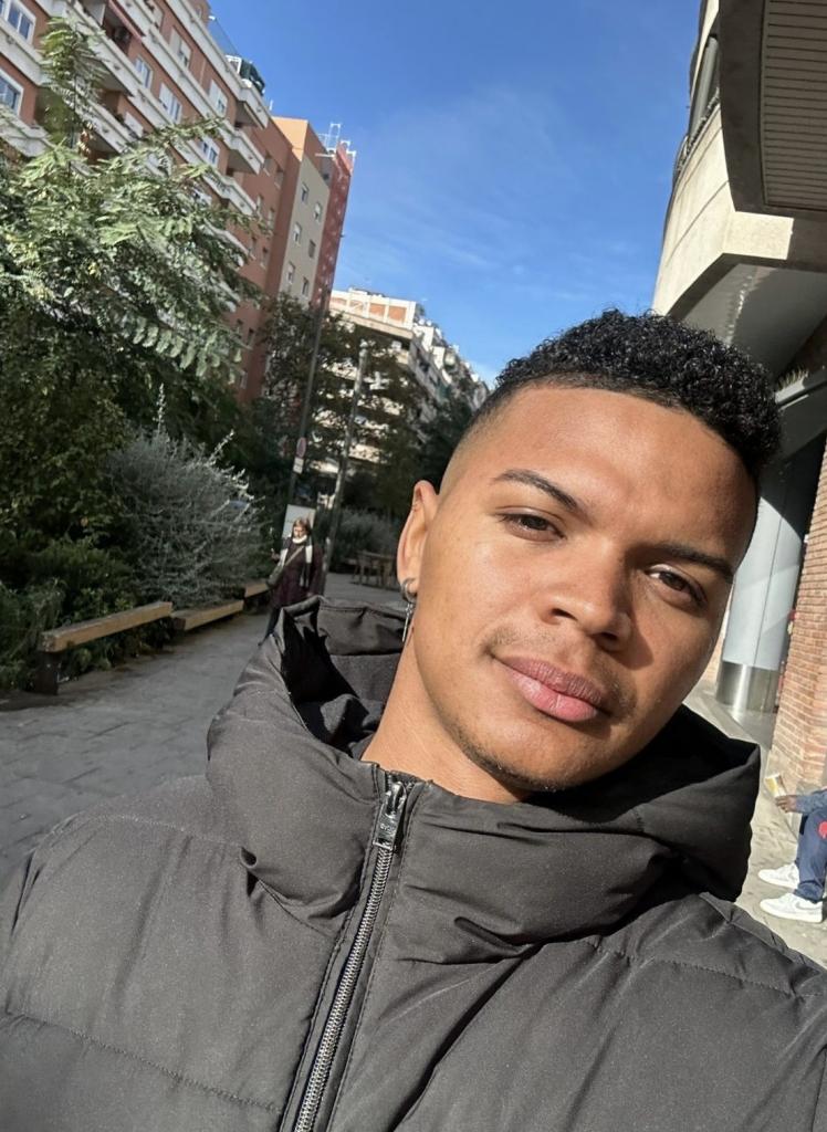 631780828: Chico busca chica en Barcelona