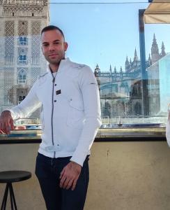 671657127: Chico busca chica en Sevilla