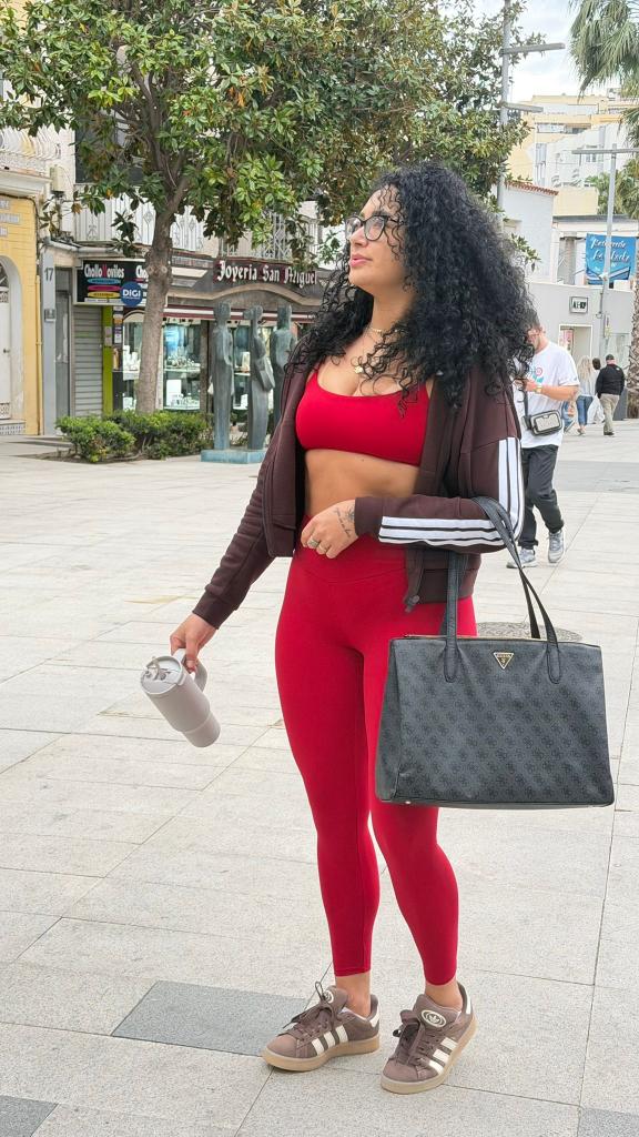 613677079: Chica busca chico en Lugo