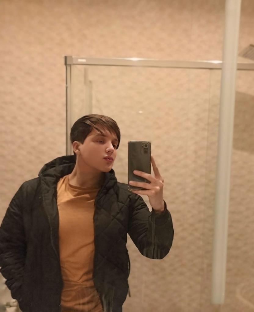 663975239: Chico busca chica en Barcelona