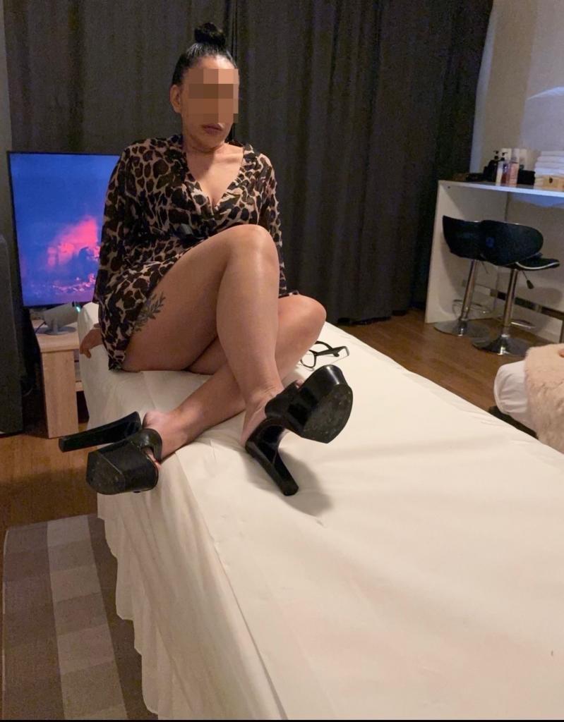 697207715: Chica busca chico en Gerona