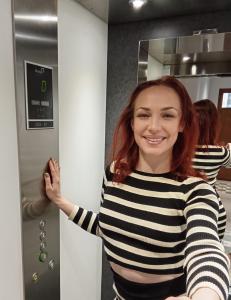 677946855: Chica busca chico en Alicante