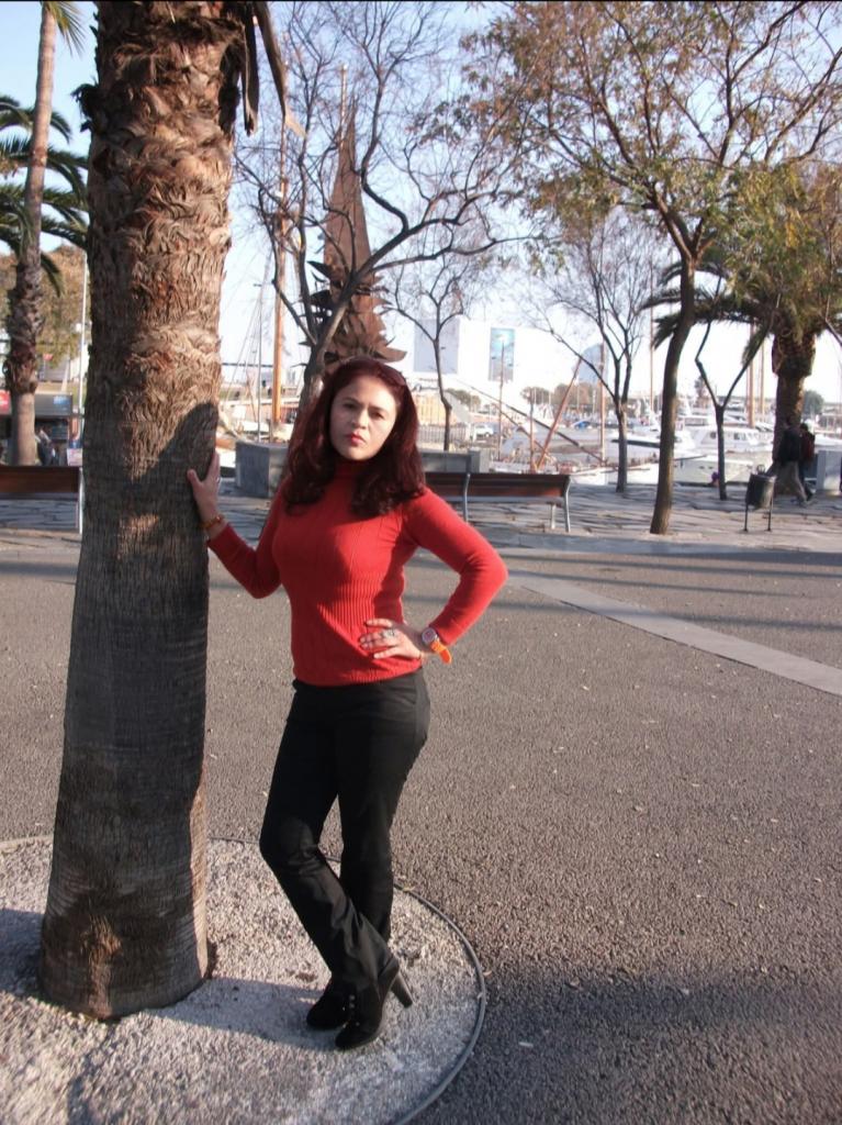 610739471: Chica busca chico en Barcelona