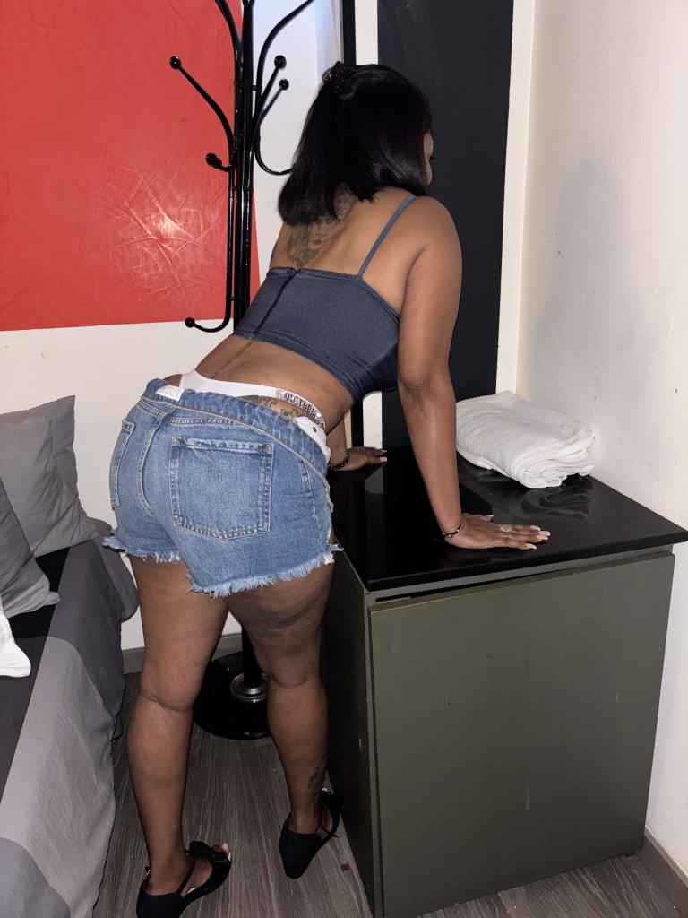 647317671: Chica busca chico en Barcelona