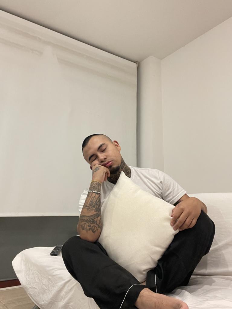 631517265: Chico busca chica en Barcelona