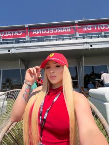 647138095: Chica busca chico en Barcelona