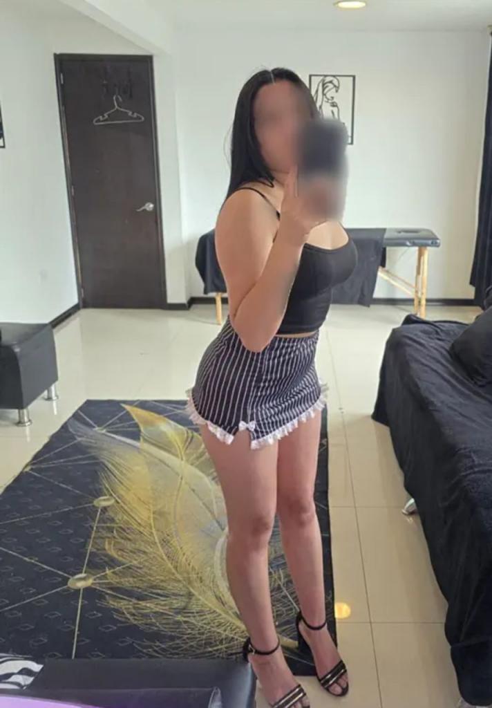 745093149: Chica busca chico en Ibiza