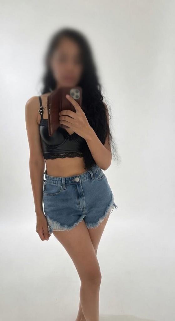 664248198: Chica busca chico en Sevilla