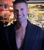 694213895: Chico busca chica en Pontevedra