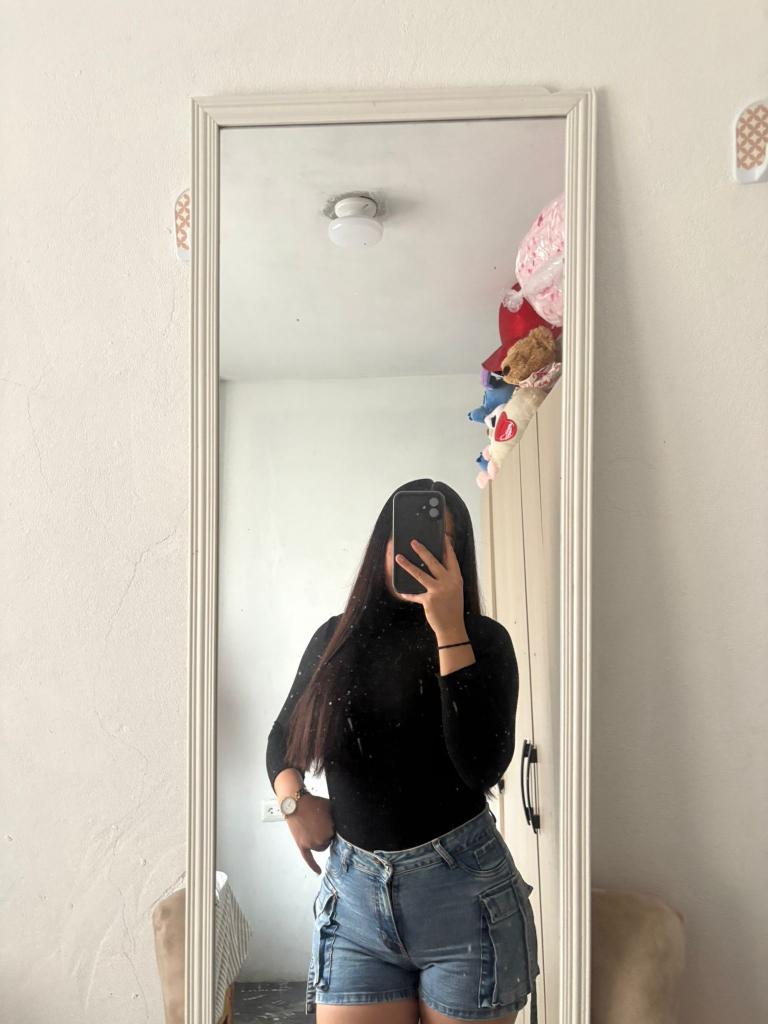 664581335: Chica busca chico en Barcelona