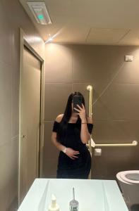 664581335: Chica busca chico en Barcelona