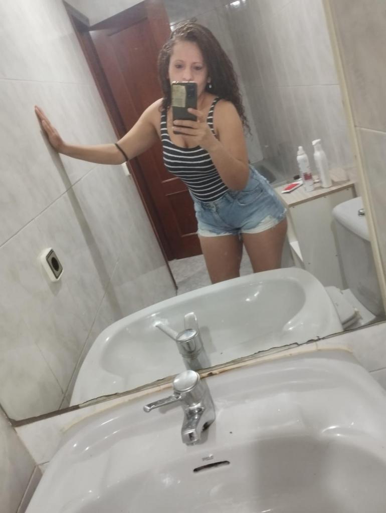 641054119: Chica busca chico en La Coruña