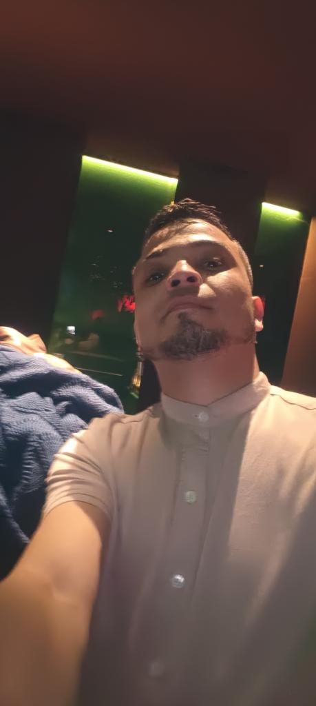 613507640: Chico busca chica en Sevilla