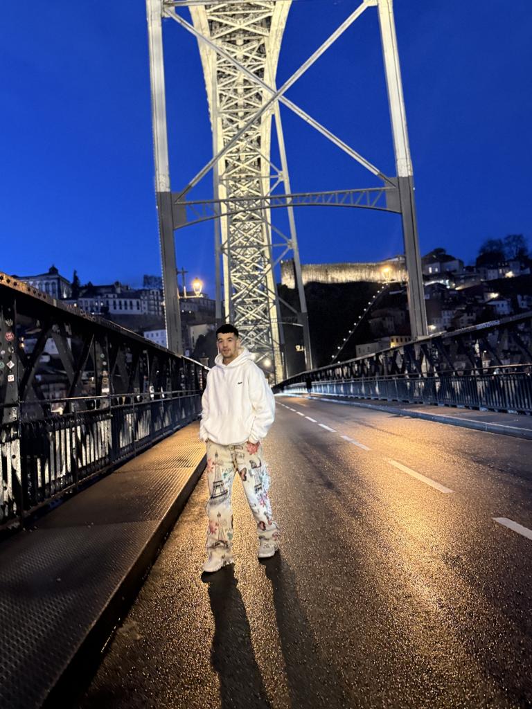 631946865: Chico busca chica en Zaragoza