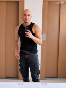 663134111: Chico busca chica en Valencia