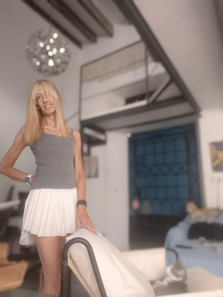 665934141: Chica busca chico en Sevilla