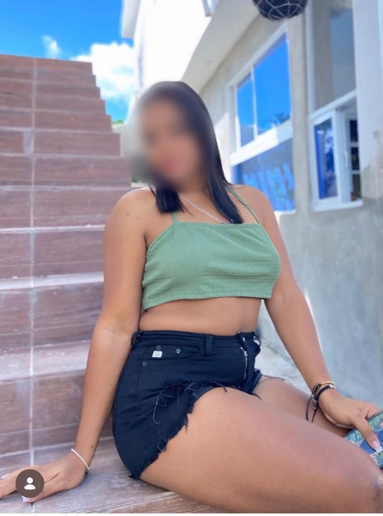 657783176: Chica busca chico en Sevilla