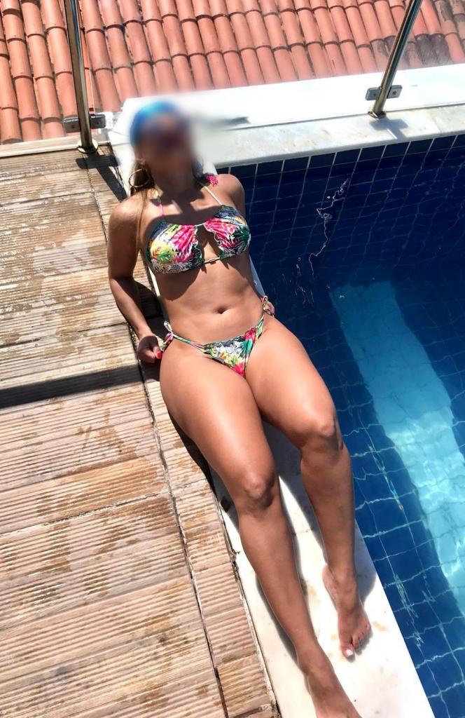 667040461: Chica busca chico en Sevilla