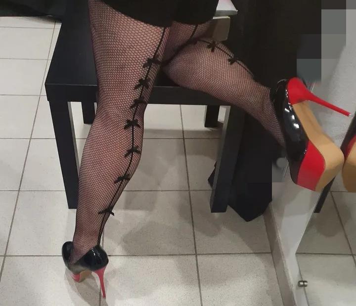 643272294: Chica busca chico en Sevilla