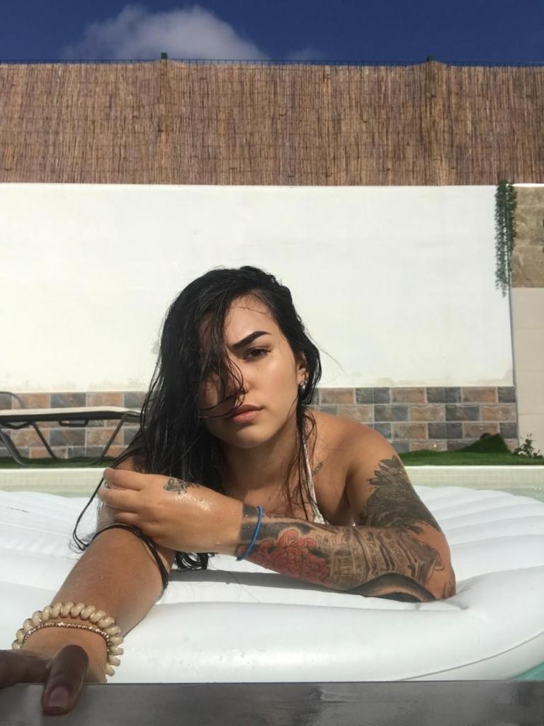 613758156: Chica busca chico en Tarragona