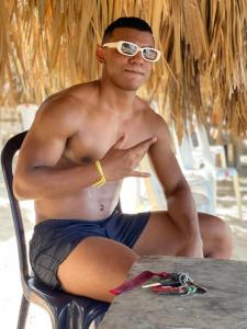 645043833: Chico busca chica en Barcelona