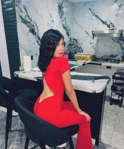 647315397: Chica busca chico en Madrid