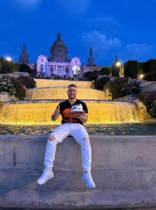 663526446: Chico busca chica en Barcelona