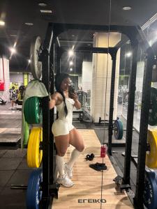 677771181: Chica busca chico en Gerona