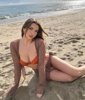 677493689: Chica busca chico en Ibiza