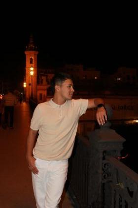 663138189: Chico busca chica en Sevilla