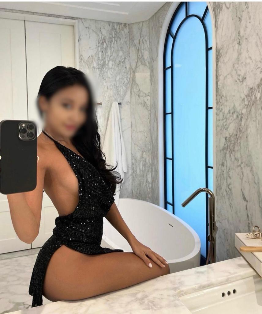 631558344: Chica busca chico en Ibiza