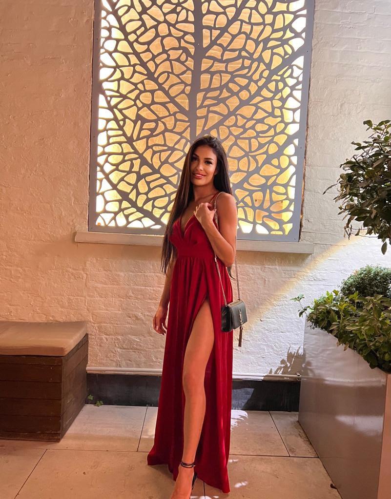 677162867: Chica busca chico en Ibiza