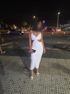 663188540: Chica busca chico en Barcelona