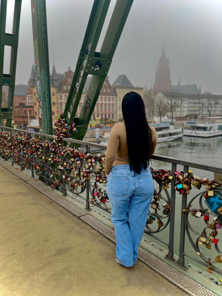 641917054: Chica busca chico en Sevilla