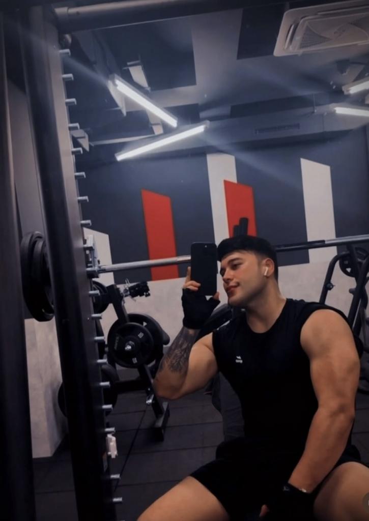 Chico busca chica en Granada: 