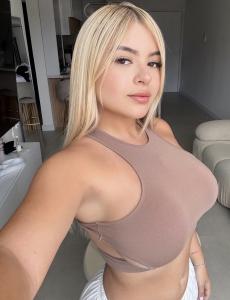 647734901: Chica busca chico en Barcelona