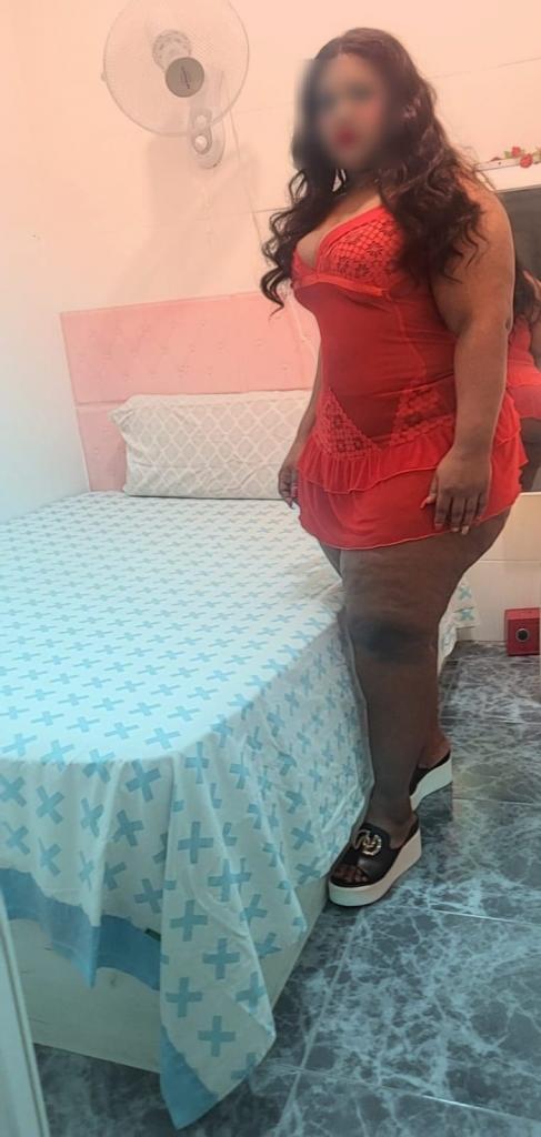 664073305: Chica busca chico en Barcelona