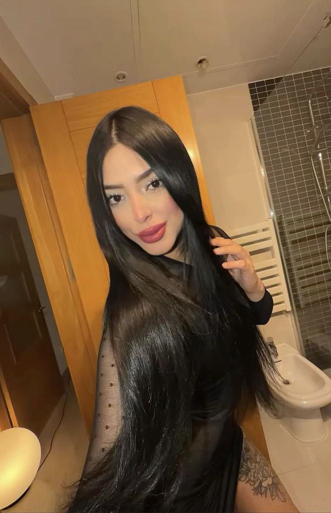 663053622: Chica busca chico en Barcelona