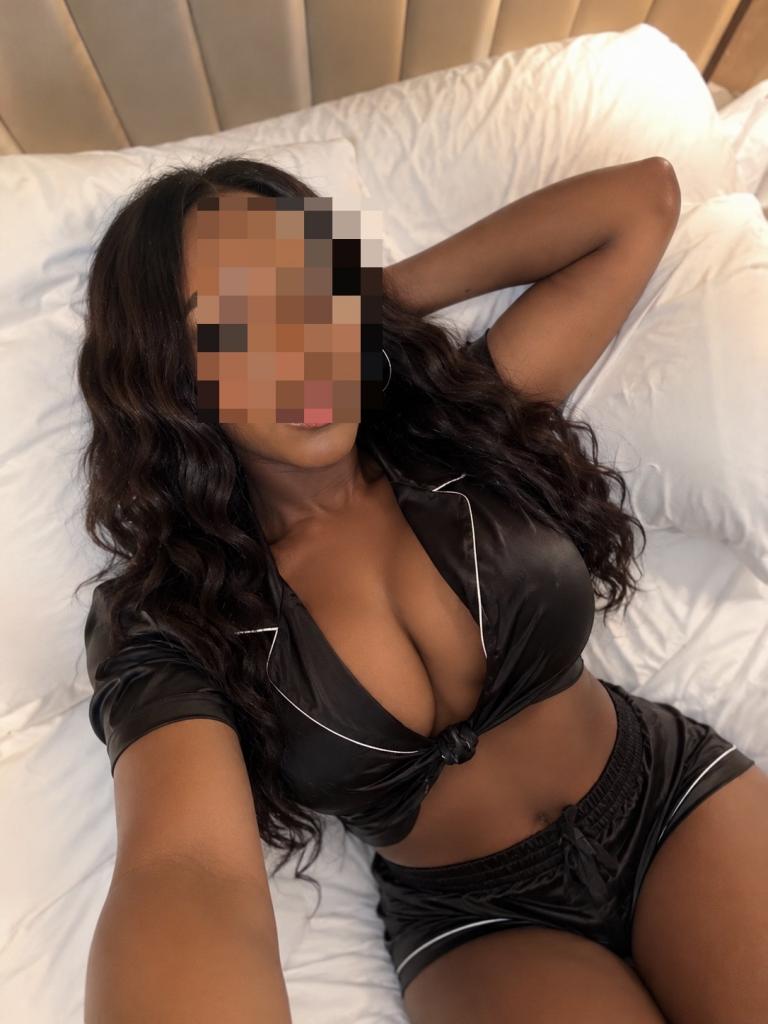 663134760: Chica busca chico en Ibiza