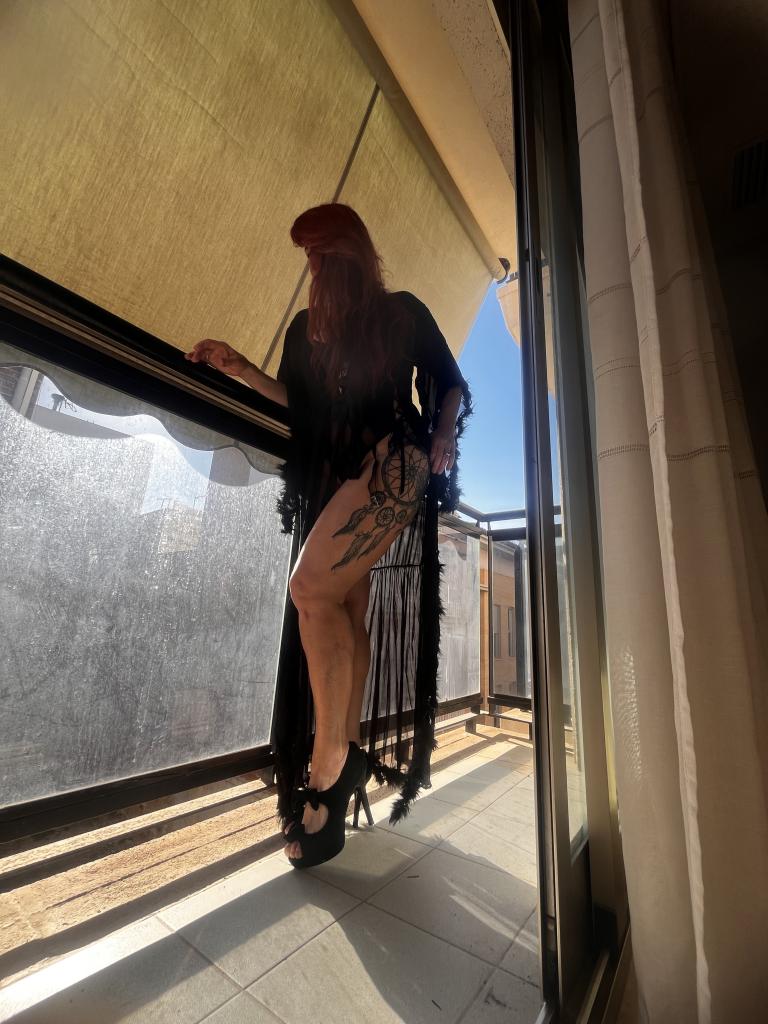 Chica busca chico en Alicante: Chica busca chico