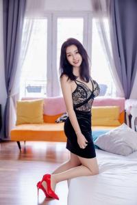 669547079: Chica busca chico en Gerona