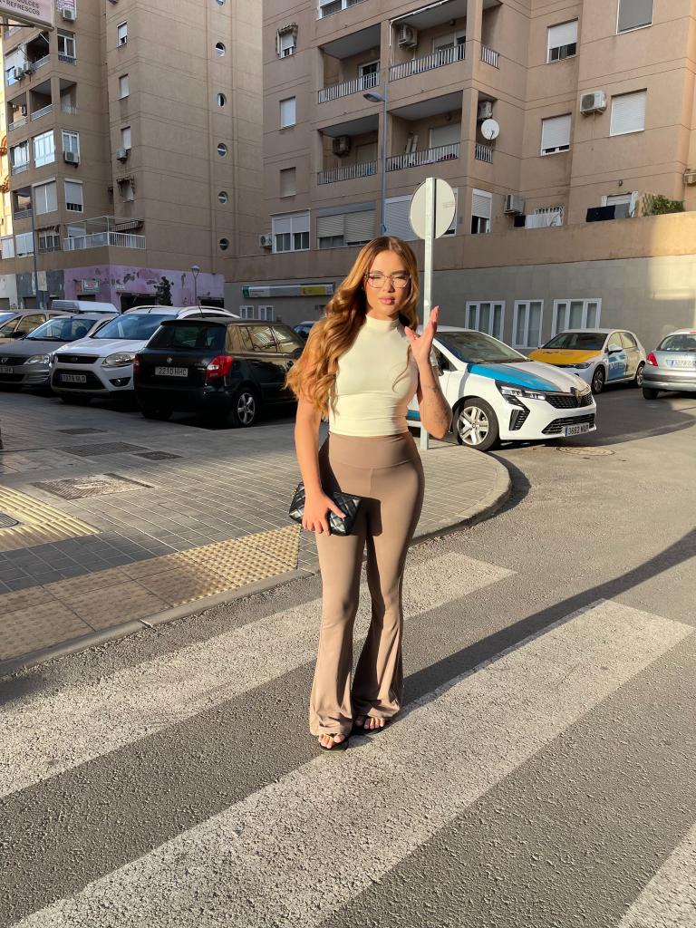 647606184: Chica busca chico en Almería