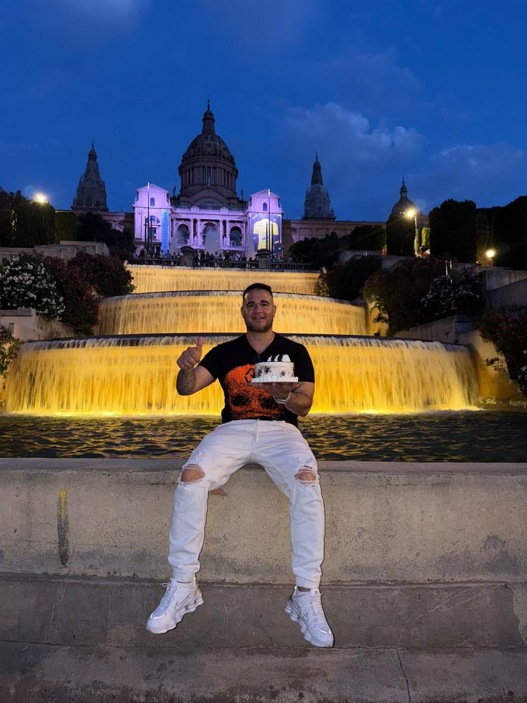 663526446: Chico busca chica en Barcelona